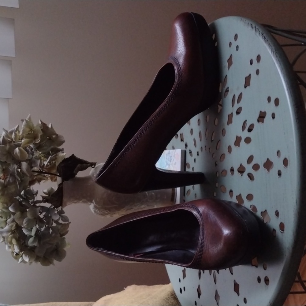 Stuart Weitzman size 6 heels